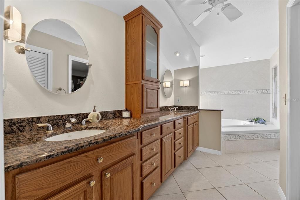 Activo con contrato: $975,000 (4 camas, 2 baños, 2633 Pies cuadrados)