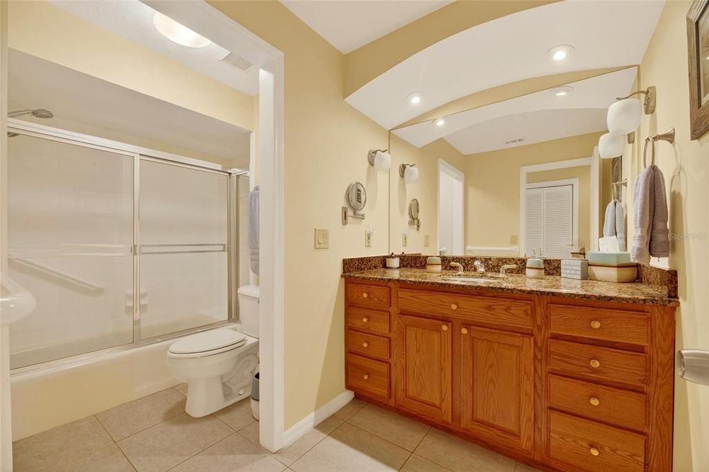 Activo con contrato: $975,000 (4 camas, 2 baños, 2633 Pies cuadrados)