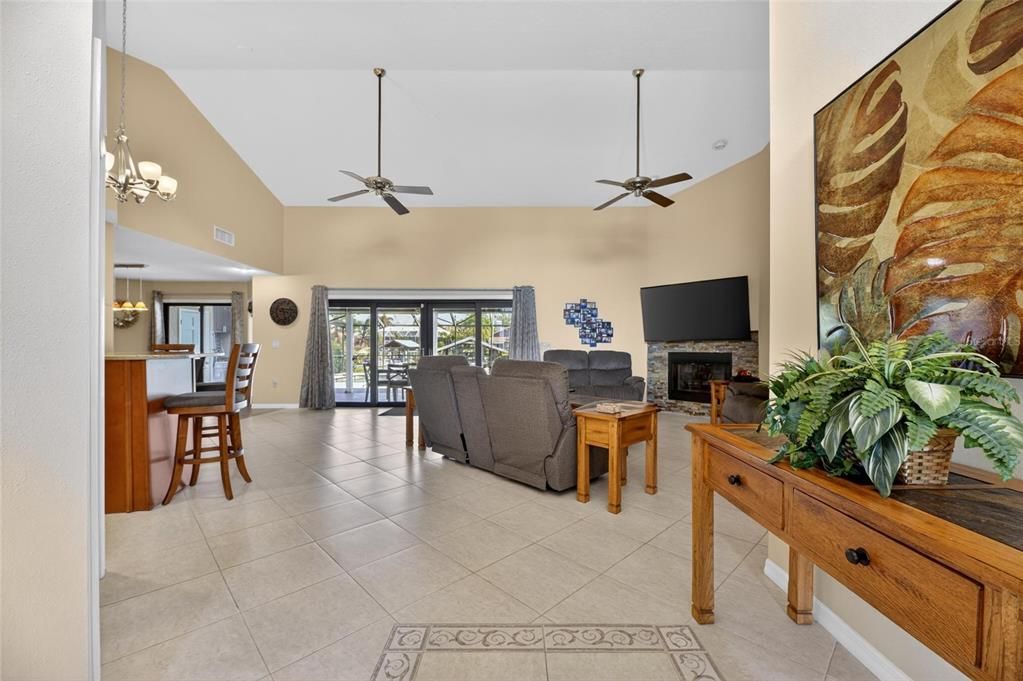 Activo con contrato: $975,000 (4 camas, 2 baños, 2633 Pies cuadrados)