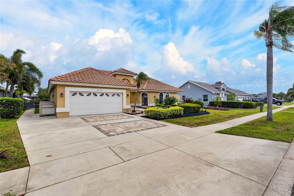 Activo con contrato: $975,000 (4 camas, 2 baños, 2633 Pies cuadrados)