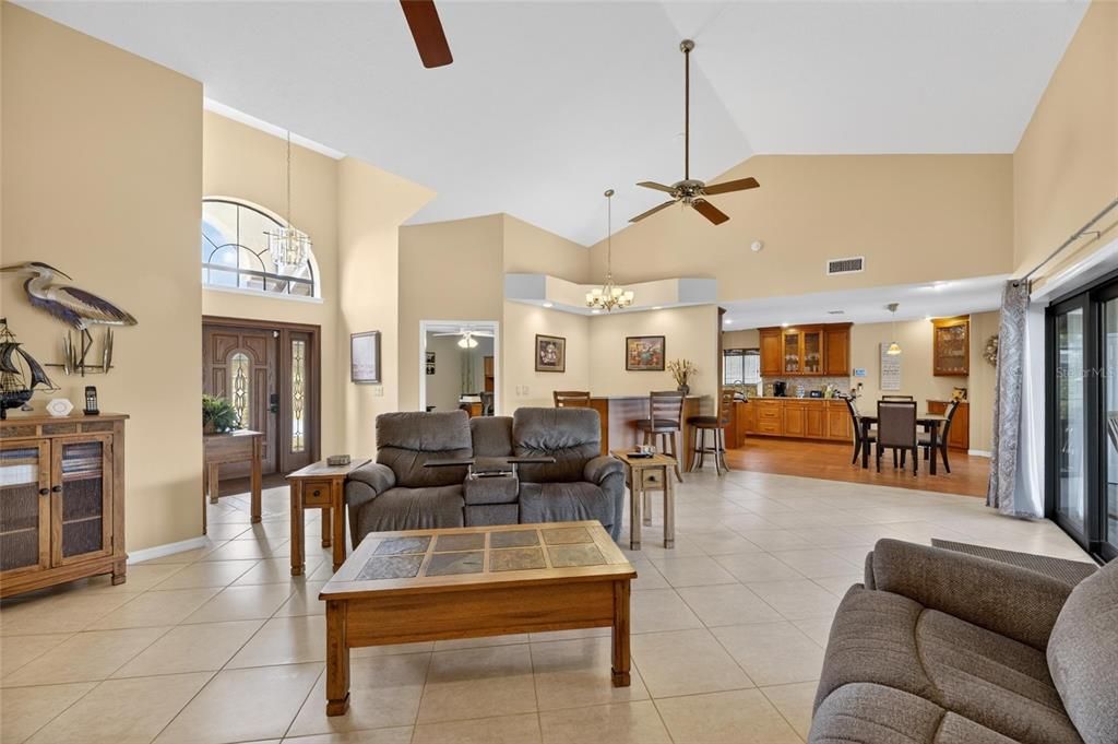 Activo con contrato: $975,000 (4 camas, 2 baños, 2633 Pies cuadrados)