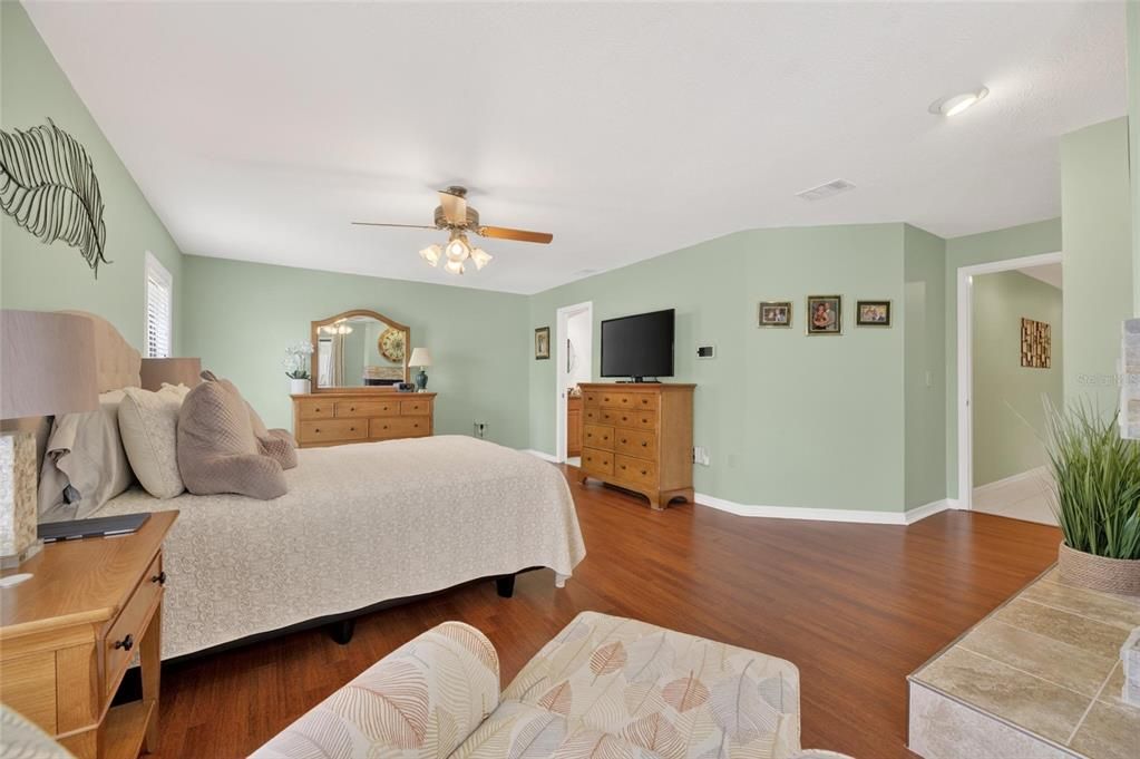 Activo con contrato: $975,000 (4 camas, 2 baños, 2633 Pies cuadrados)