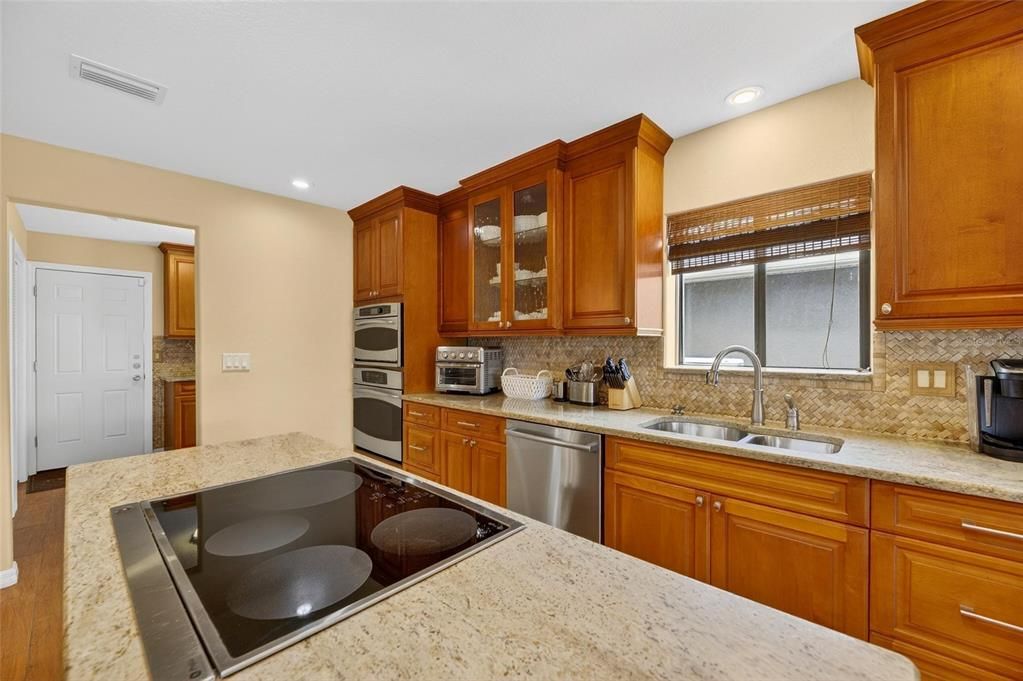 Activo con contrato: $975,000 (4 camas, 2 baños, 2633 Pies cuadrados)