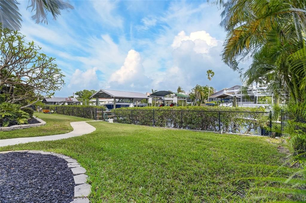 Activo con contrato: $975,000 (4 camas, 2 baños, 2633 Pies cuadrados)