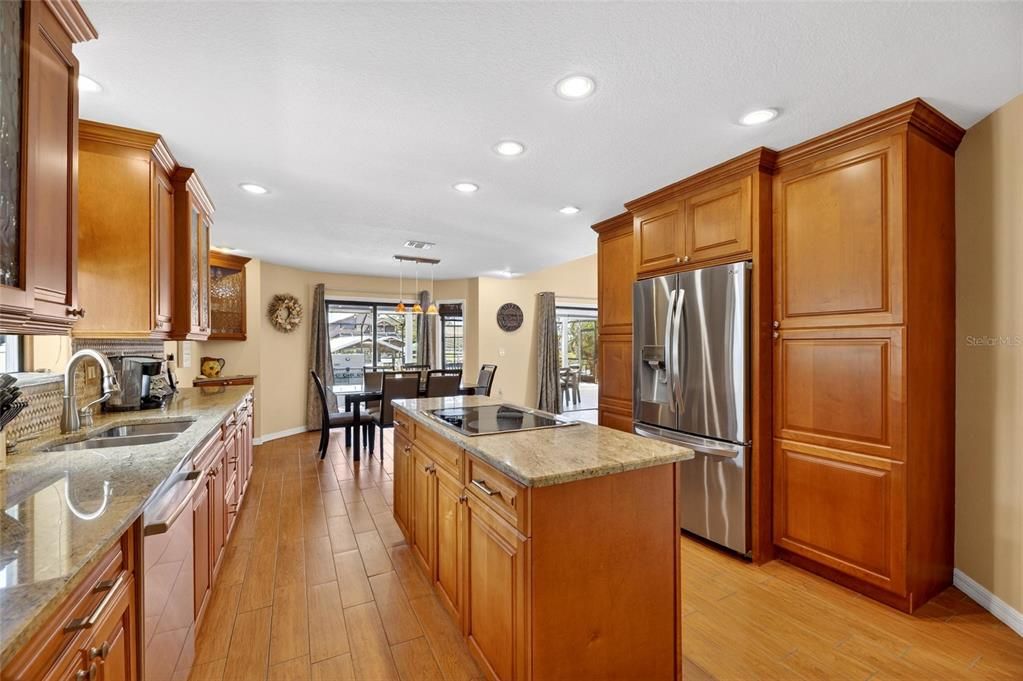 Activo con contrato: $975,000 (4 camas, 2 baños, 2633 Pies cuadrados)