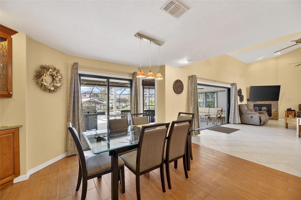 Activo con contrato: $975,000 (4 camas, 2 baños, 2633 Pies cuadrados)