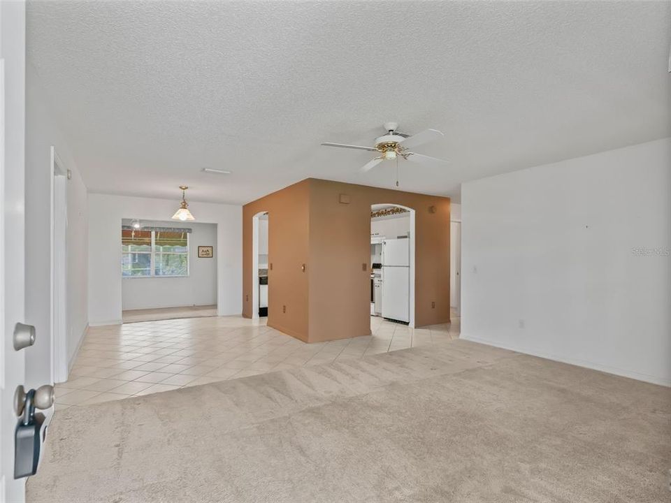 Activo con contrato: $264,000 (2 camas, 2 baños, 1383 Pies cuadrados)