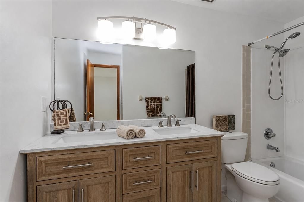For Sale: $179,900 (2 beds, 2 baths, 1243 Square Feet)