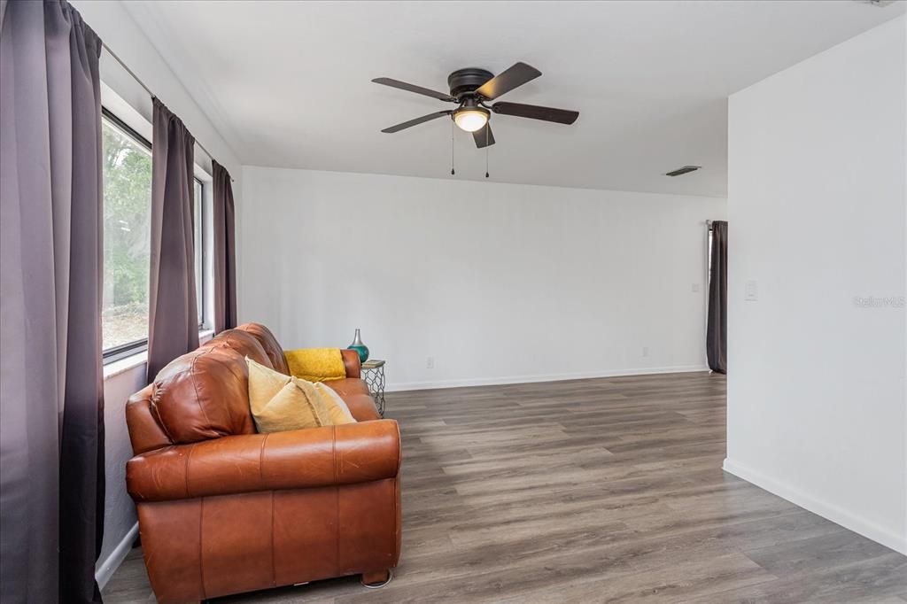 For Sale: $179,900 (2 beds, 2 baths, 1243 Square Feet)