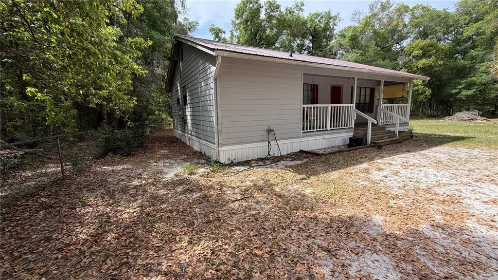 For Sale: $194,000 (3 beds, 2 baths, 912 Square Feet)