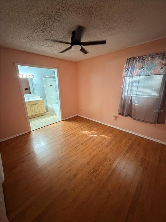 For Sale: $194,000 (3 beds, 2 baths, 912 Square Feet)