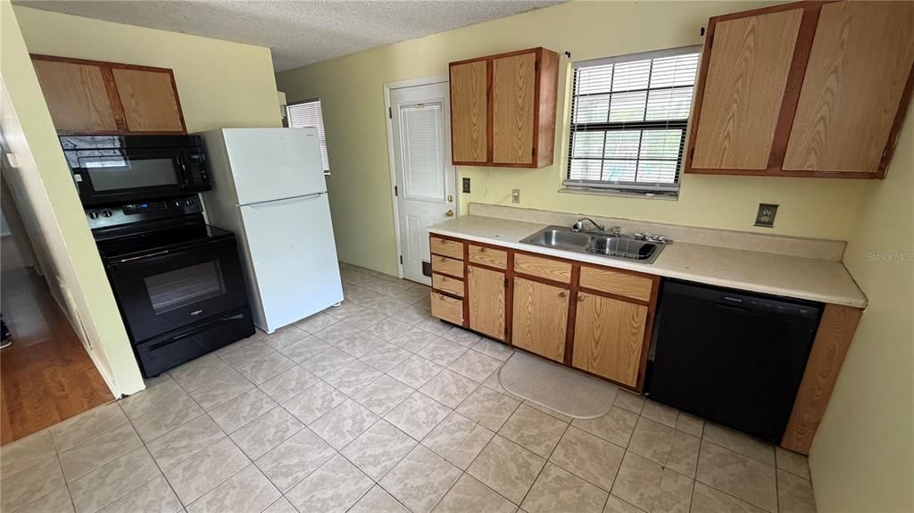 For Sale: $194,000 (3 beds, 2 baths, 912 Square Feet)
