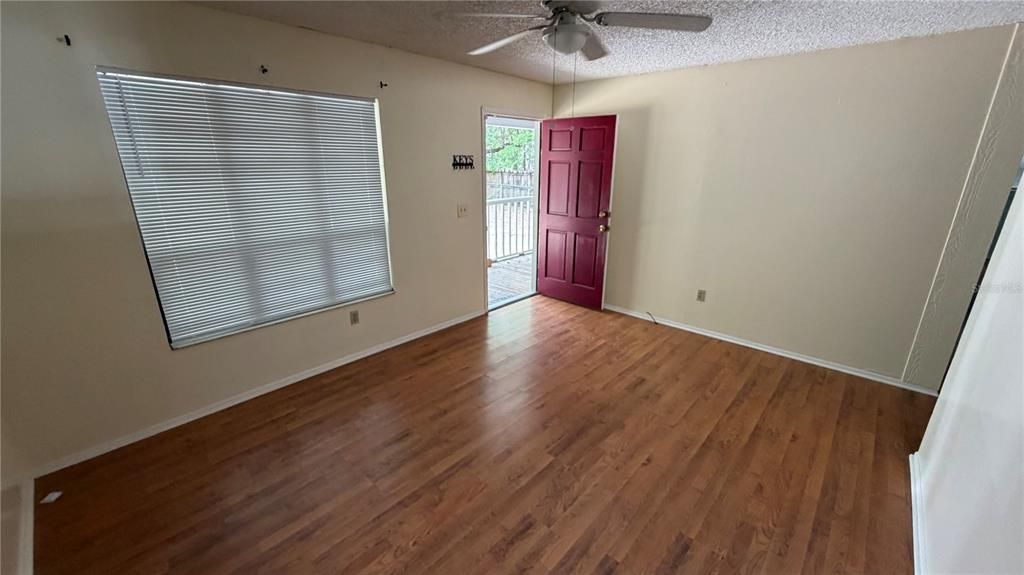 For Sale: $194,000 (3 beds, 2 baths, 912 Square Feet)