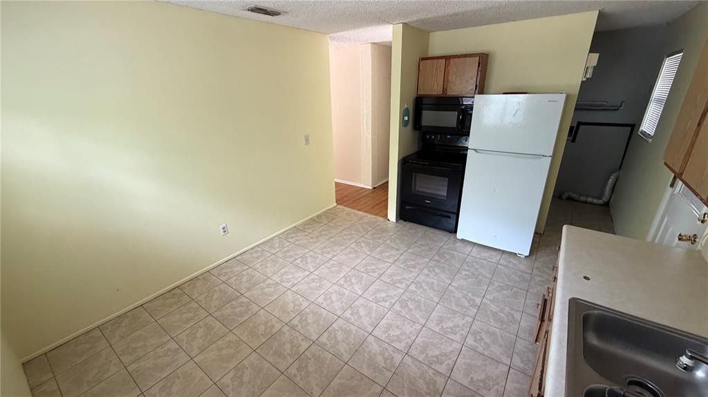 For Sale: $194,000 (3 beds, 2 baths, 912 Square Feet)