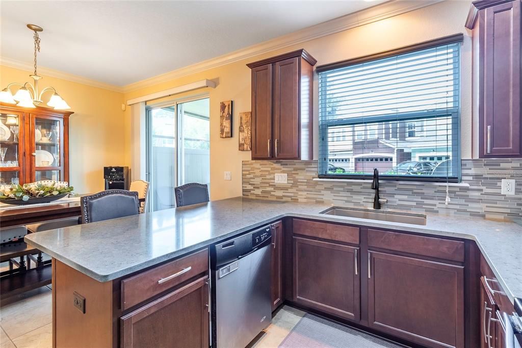 Activo con contrato: $295,000 (3 camas, 2 baños, 1489 Pies cuadrados)