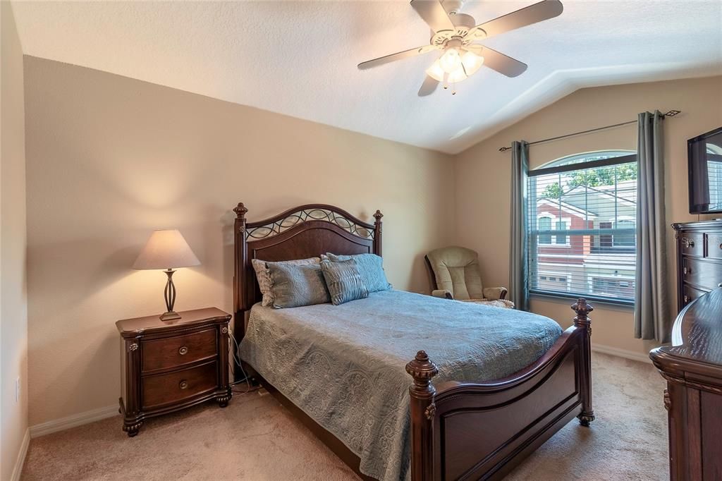 Activo con contrato: $295,000 (3 camas, 2 baños, 1489 Pies cuadrados)