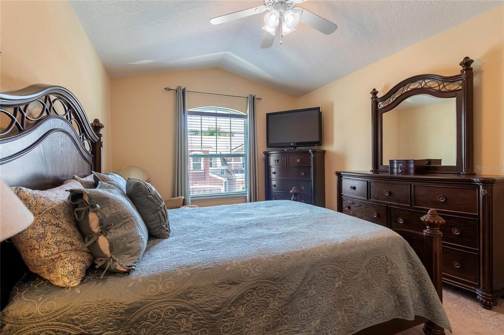 Activo con contrato: $295,000 (3 camas, 2 baños, 1489 Pies cuadrados)