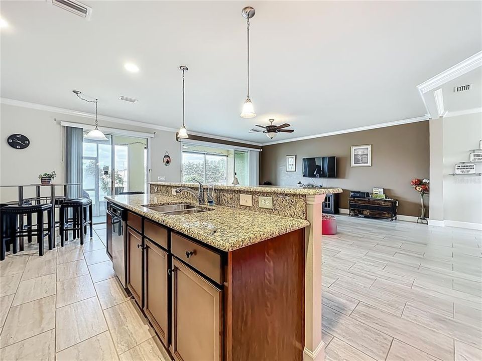 En Venta: $320,000 (3 camas, 2 baños, 2031 Pies cuadrados)