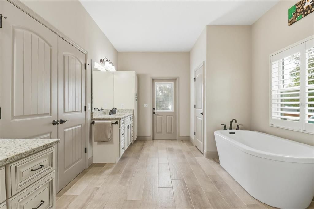 For Sale: $674,900 (3 beds, 2 baths, 2590 Square Feet)