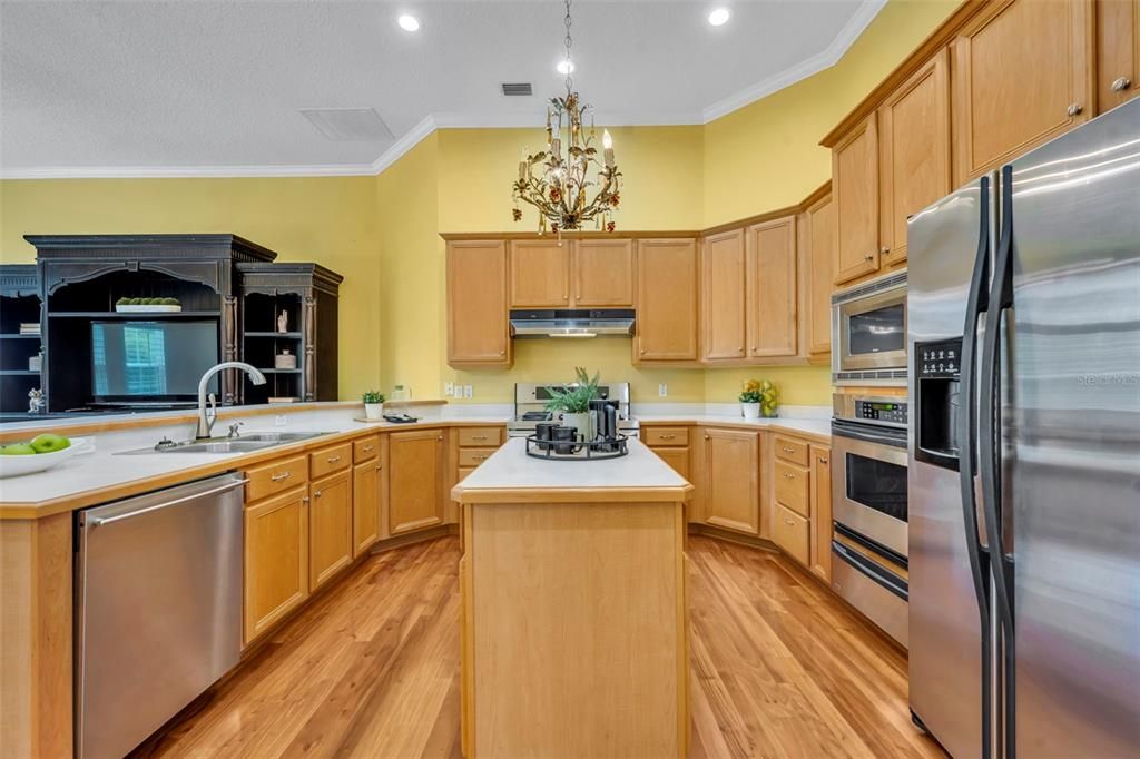 Activo con contrato: $650,000 (4 camas, 3 baños, 3114 Pies cuadrados)