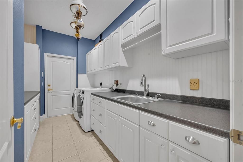 Activo con contrato: $650,000 (4 camas, 3 baños, 3114 Pies cuadrados)