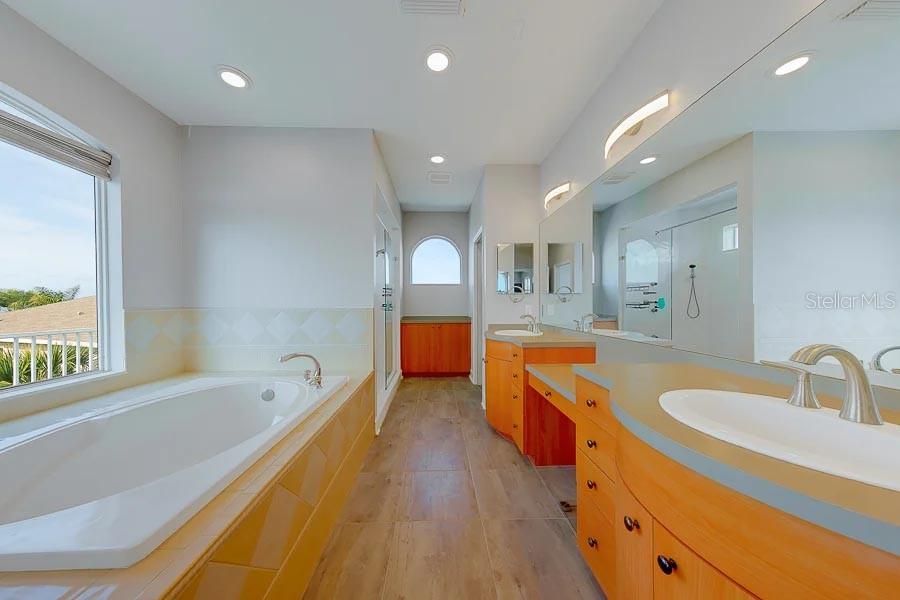 En Venta: $1,200,000 (3 camas, 4 baños, 3344 Pies cuadrados)