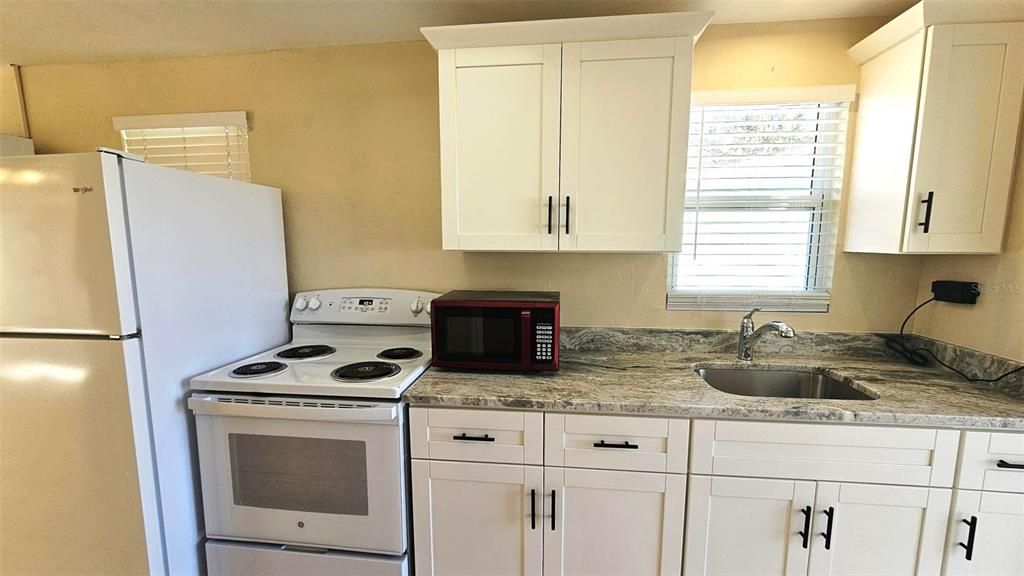 For Rent: $1,300 (1 beds, 1 baths, 672 Square Feet)