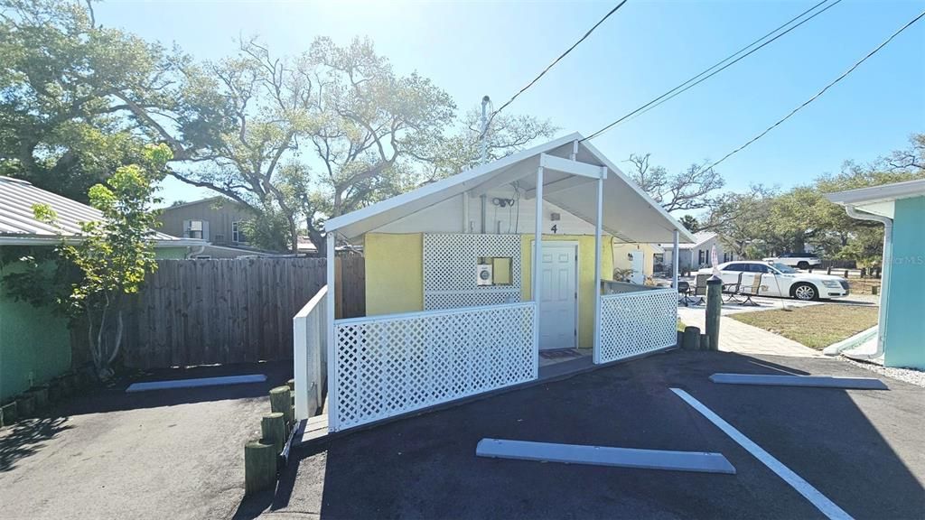 For Rent: $1,300 (1 beds, 1 baths, 672 Square Feet)