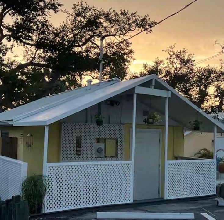 For Rent: $1,300 (1 beds, 1 baths, 672 Square Feet)