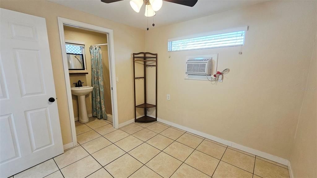 For Rent: $1,300 (1 beds, 1 baths, 672 Square Feet)