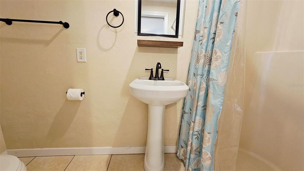 For Rent: $1,300 (1 beds, 1 baths, 672 Square Feet)