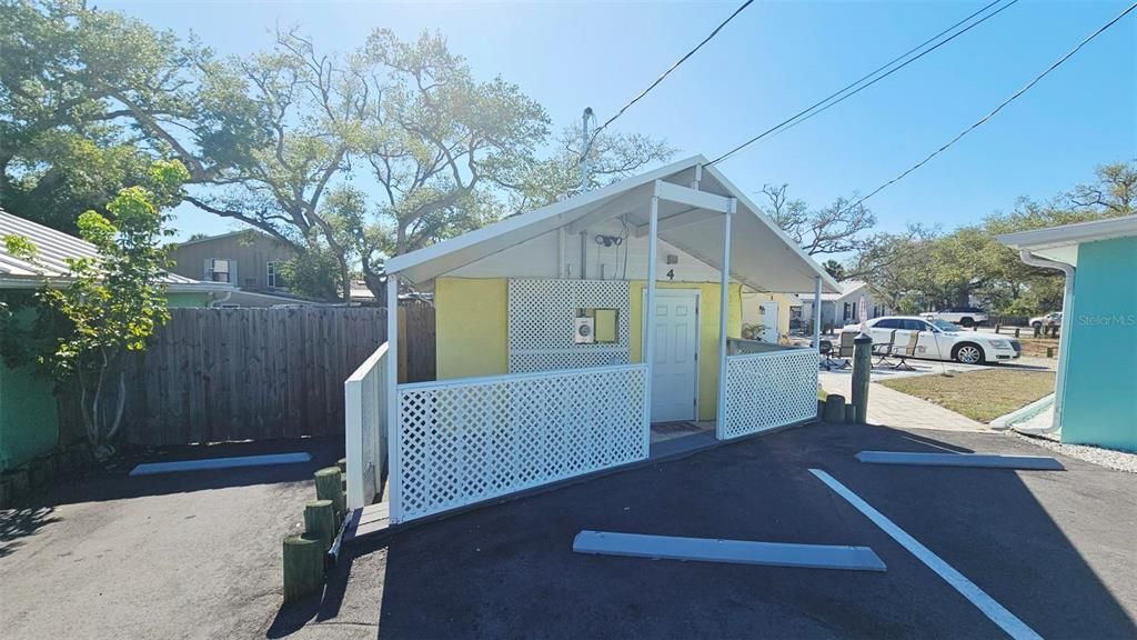 For Rent: $1,300 (1 beds, 1 baths, 672 Square Feet)