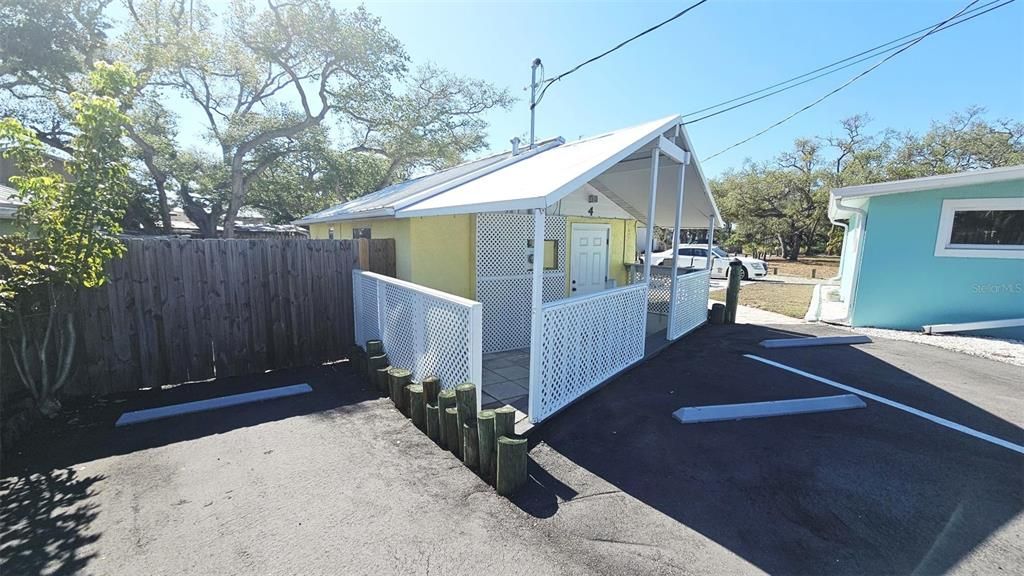 For Rent: $1,300 (1 beds, 1 baths, 672 Square Feet)