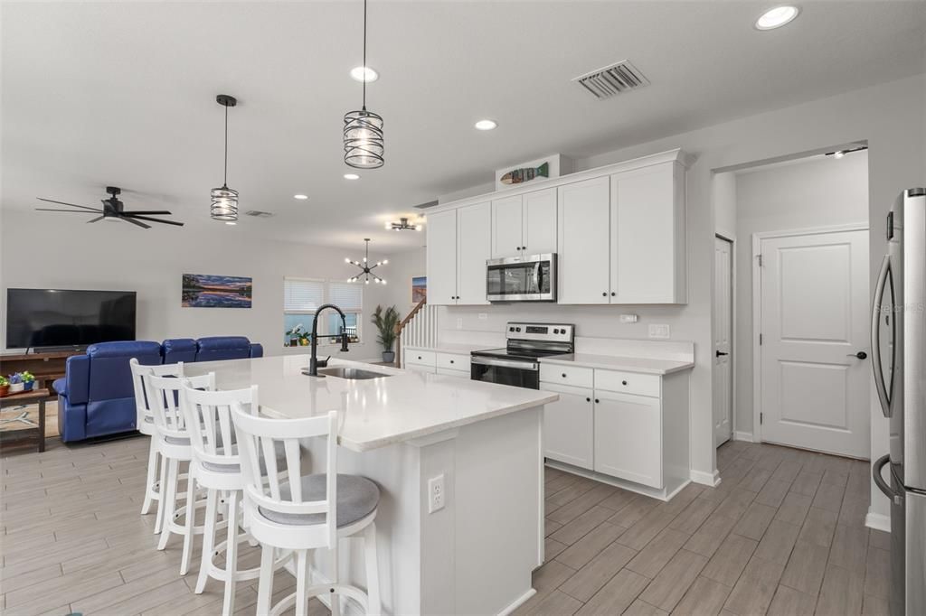For Sale: $400,000 (3 beds, 2 baths, 2498 Square Feet)