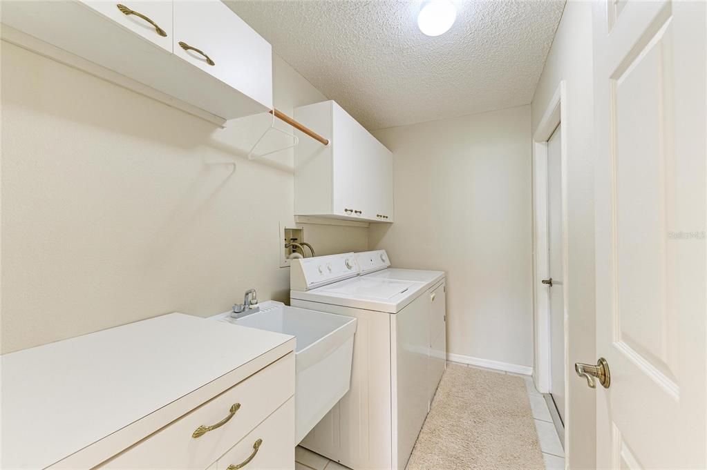 Activo con contrato: $410,000 (3 camas, 2 baños, 2144 Pies cuadrados)