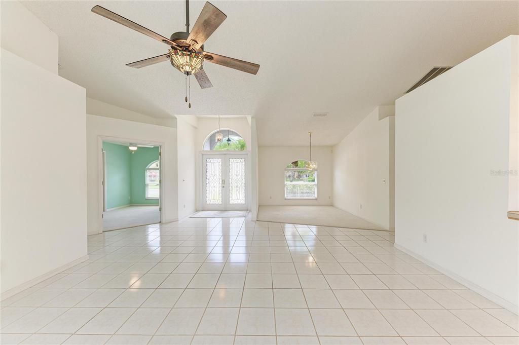 Activo con contrato: $410,000 (3 camas, 2 baños, 2144 Pies cuadrados)