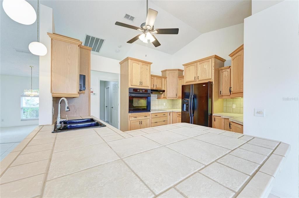 Activo con contrato: $410,000 (3 camas, 2 baños, 2144 Pies cuadrados)