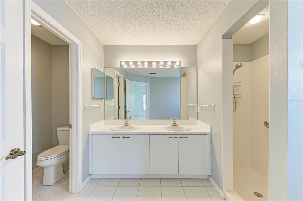 Activo con contrato: $410,000 (3 camas, 2 baños, 2144 Pies cuadrados)