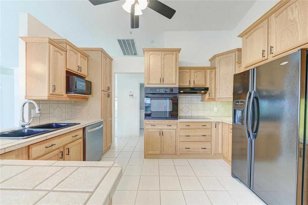 Activo con contrato: $410,000 (3 camas, 2 baños, 2144 Pies cuadrados)