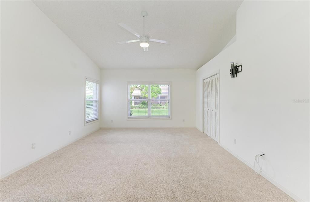 Activo con contrato: $410,000 (3 camas, 2 baños, 2144 Pies cuadrados)