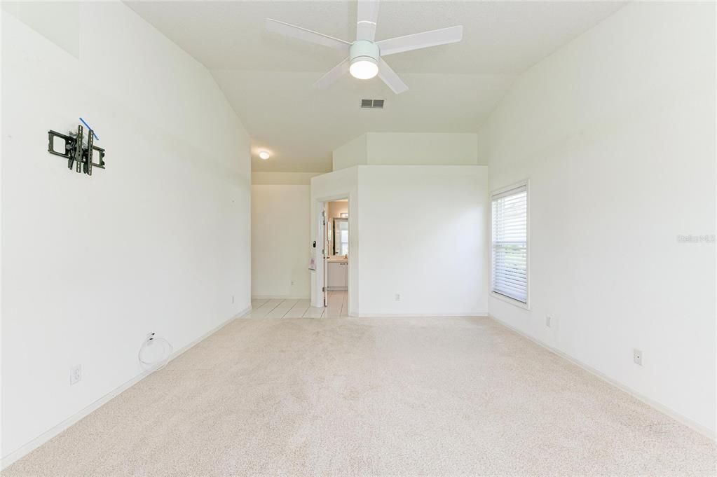 Activo con contrato: $410,000 (3 camas, 2 baños, 2144 Pies cuadrados)