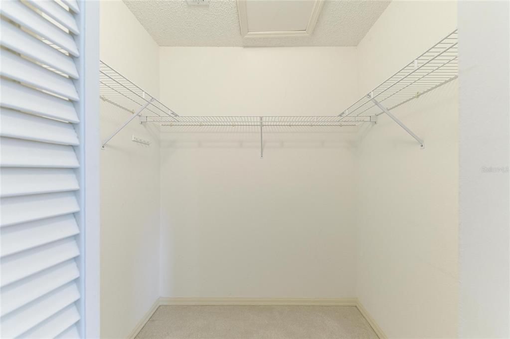 Activo con contrato: $410,000 (3 camas, 2 baños, 2144 Pies cuadrados)