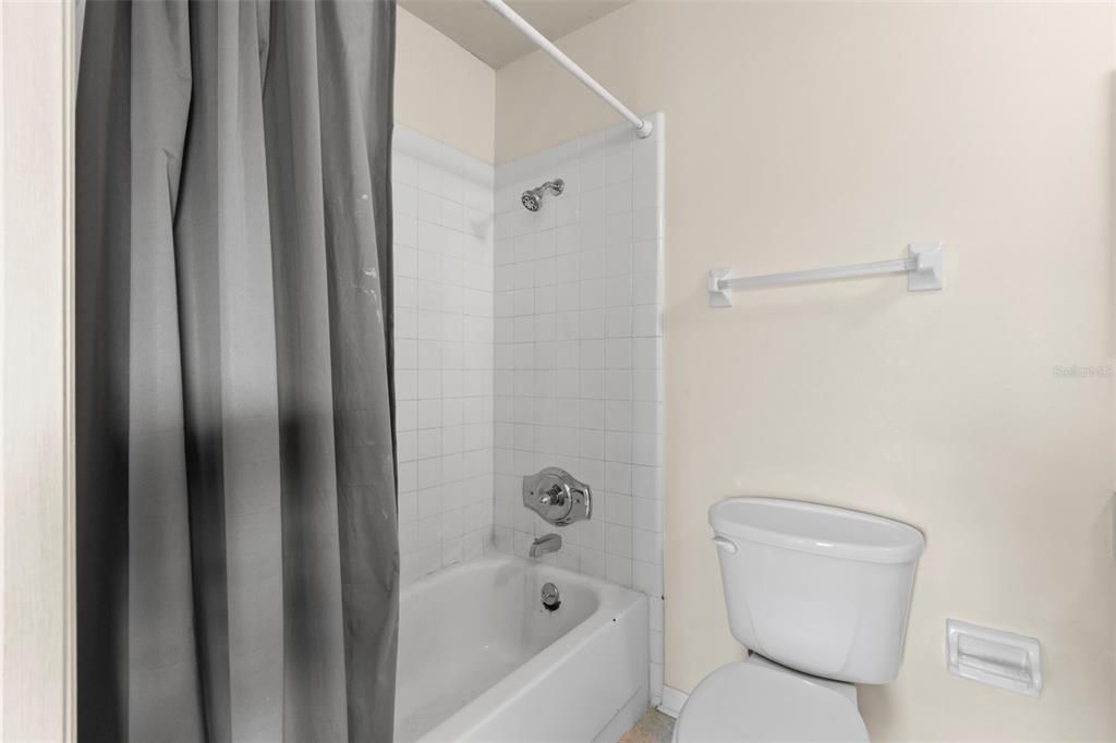 Active With Contract: $74,900 (1 beds, 1 baths, 992 Square Feet)
