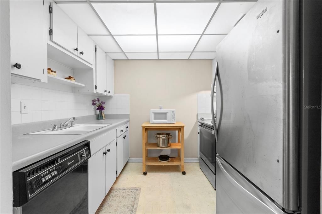 Active With Contract: $74,900 (1 beds, 1 baths, 992 Square Feet)