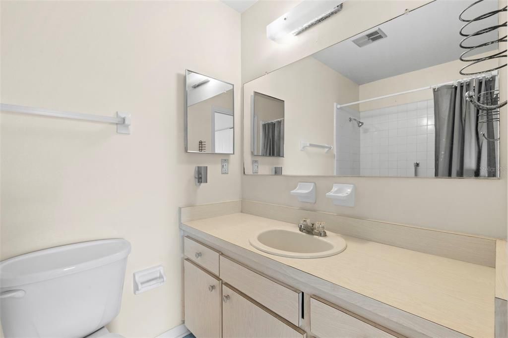 Active With Contract: $74,900 (1 beds, 1 baths, 992 Square Feet)