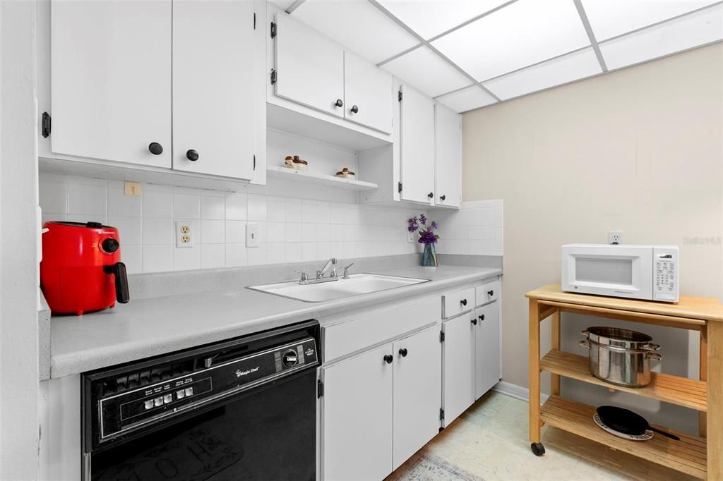 Active With Contract: $74,900 (1 beds, 1 baths, 992 Square Feet)