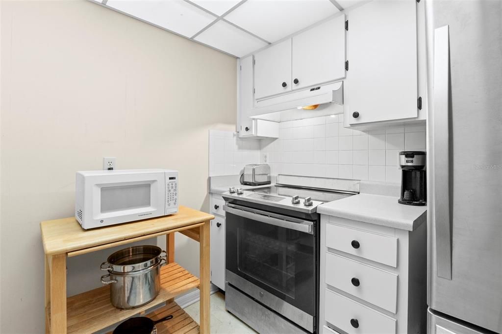 Active With Contract: $74,900 (1 beds, 1 baths, 992 Square Feet)