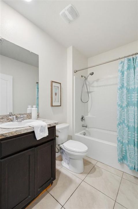 Activo con contrato: $364,500 (5 camas, 3 baños, 2616 Pies cuadrados)