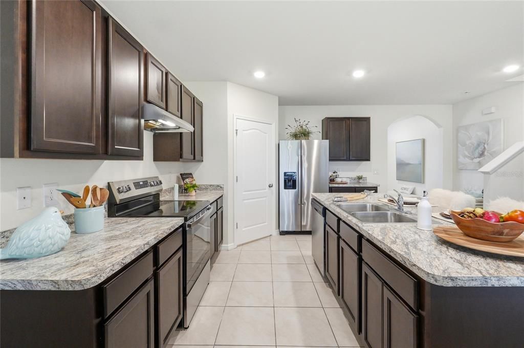 Activo con contrato: $364,500 (5 camas, 3 baños, 2616 Pies cuadrados)