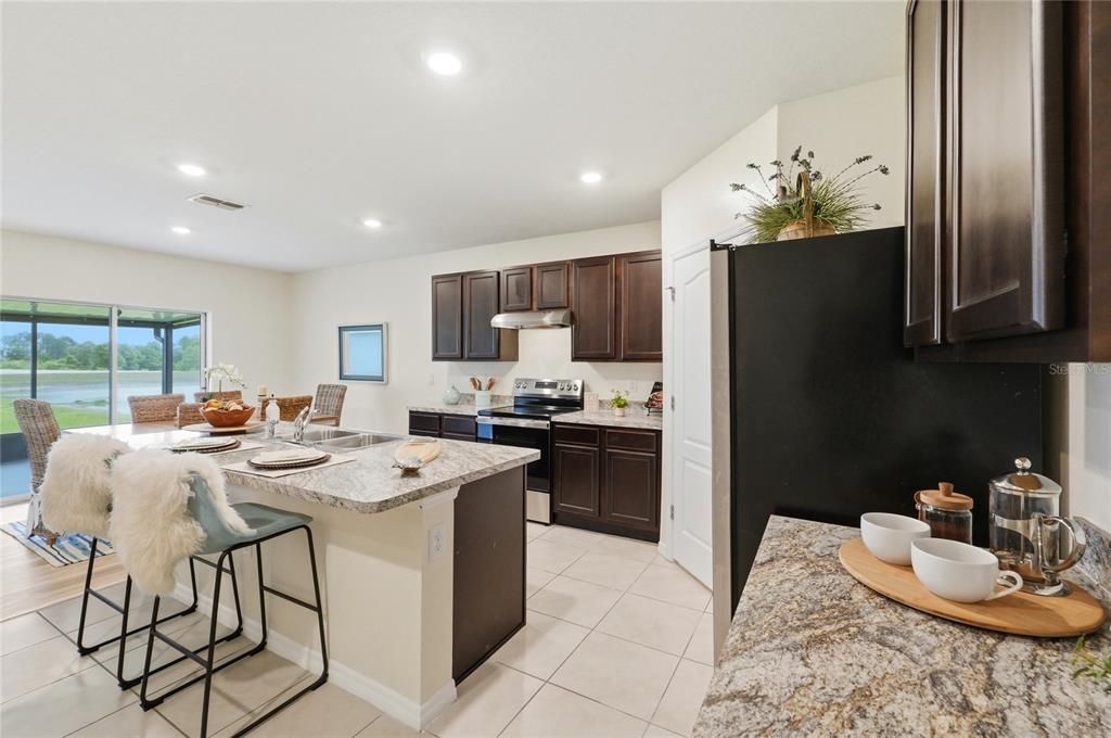 Activo con contrato: $364,500 (5 camas, 3 baños, 2616 Pies cuadrados)